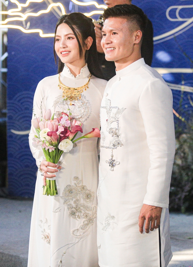 Chu Thanh Huyền vui vẻ ăn hỏi suốt ngày đến khuya vẫn nhảy xập xình không chút mệt mỏi khiến Quang Hải bận tâm