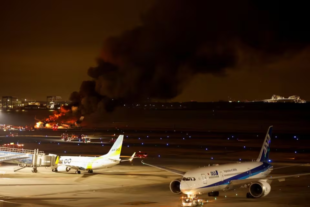 Chùm ảnh hiện trường vụ cháy máy bay Japan Airlines chở gần 400 người tại Nhật Bản - Ảnh 6.