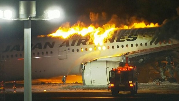 Máy bay Japan Airlines chở hơn 300 hành khách bốc cháy dữ dội tại sân bay Nhật Bản - Ảnh 4.