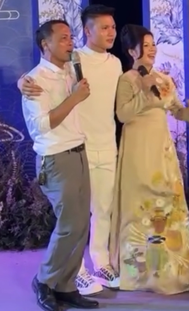 Khi bố mẹ Quang Hải trở thành bố mẹ chồng, niềm vui tràn đầy khi chào đón con dâu mới