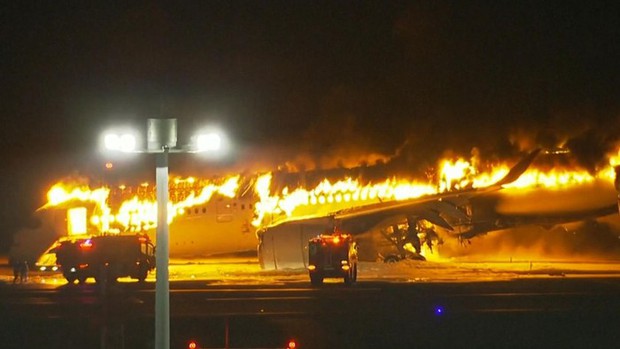 Máy bay Japan Airlines chở hơn 300 hành khách bốc cháy dữ dội tại sân bay Nhật Bản - Ảnh 3.