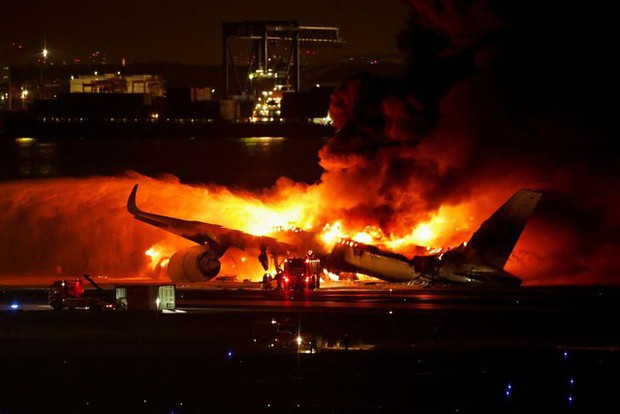 Nhân chứng hé lộ hiện trường bên trong máy bay Japan Airlines bốc cháy: Tôi nghĩ mình sắp chết - Ảnh 1.