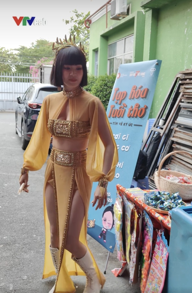 Lộ hết tạo hình gợi cảm của Lan Ngọc ở công diễn 4, thể hiện đẳng cấp giàu có qua hành động này - Ảnh 3.