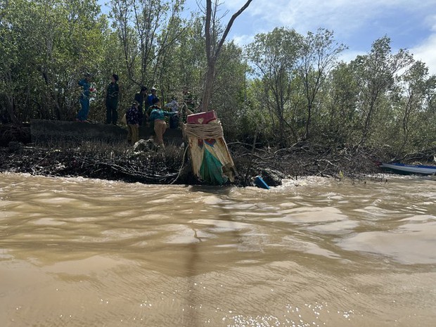 Vụ nổ làm 3 người mất tích trên sông ở Cà Mau: Thấy thêm 1 thi thể nạn nhân - Ảnh 1.