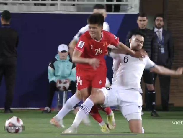 Cầu thủ Indonesia đốn đội tuyển Việt Nam như đốn củi: Quang Hải, Tuấn Hải liên tiếp nằm sân - Ảnh 9.