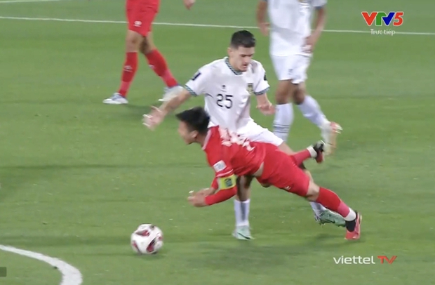 Cầu thủ Indonesia đốn đội tuyển Việt Nam như đốn củi: Quang Hải, Tuấn Hải liên tiếp nằm sân - Ảnh 7.