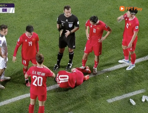 Cầu thủ Indonesia đốn đội tuyển Việt Nam như đốn củi: Quang Hải, Tuấn Hải liên tiếp nằm sân - Ảnh 6.