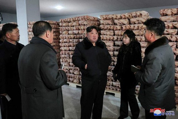 Vẻ ngoài của con gái ông Kim Jong-un gây chú ý - Ảnh 2.