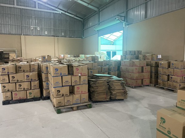 Triệt phá xưởng sản xuất nước giặt giả quy mô cực lớn ở Hà Nội - Ảnh 3.