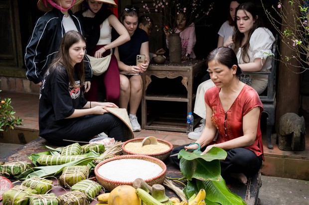 Chợ Tết hút khách ta lẫn khách Tây - Ảnh 2.