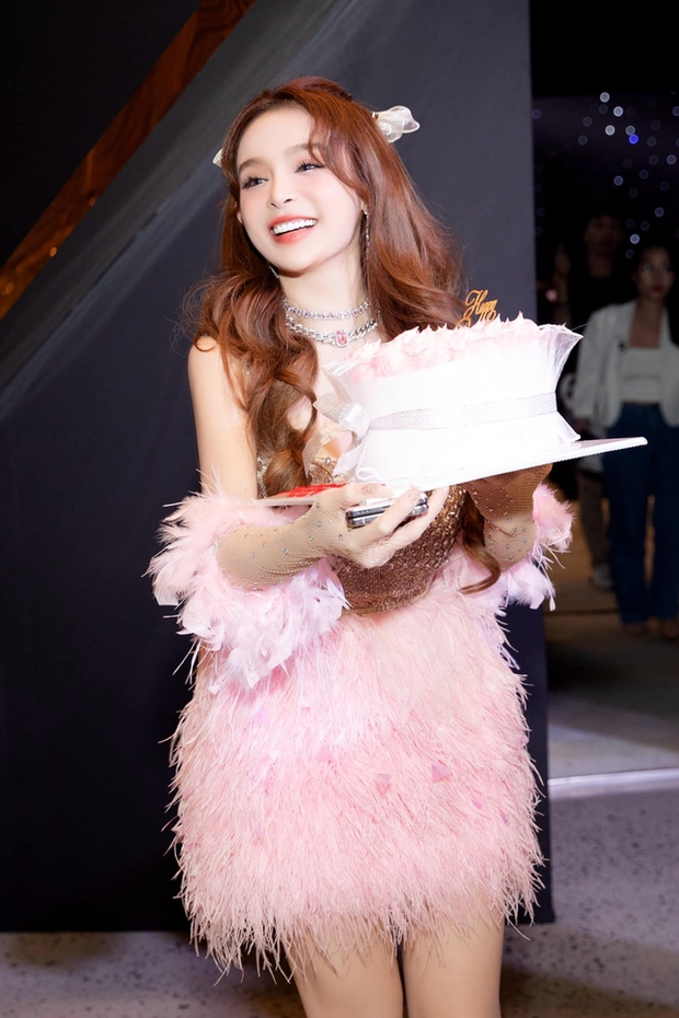 Huyền Baby tự luỵ khi xem clip mình bị loại nhưng netizen lại nức nở vì mặt mộc quá đỉnh - Ảnh 9. Huyền Baby tự luỵ khi xem clip mình bị loại nhưng netizen lại nức nở vì mặt mộc quá đỉnh - Ảnh 9.