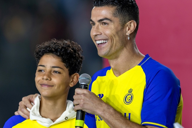 Con trai của Ronaldo gây sốt với pha bật nhảy cao đến khó tin, ghi bàn theo phong cách giống hệt cha - Ảnh 4.