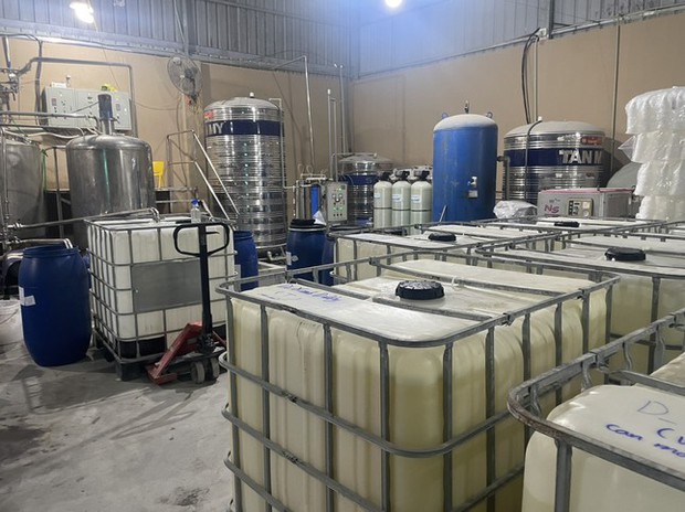Triệt phá xưởng sản xuất nước giặt giả quy mô cực lớn ở Hà Nội - Ảnh 2.