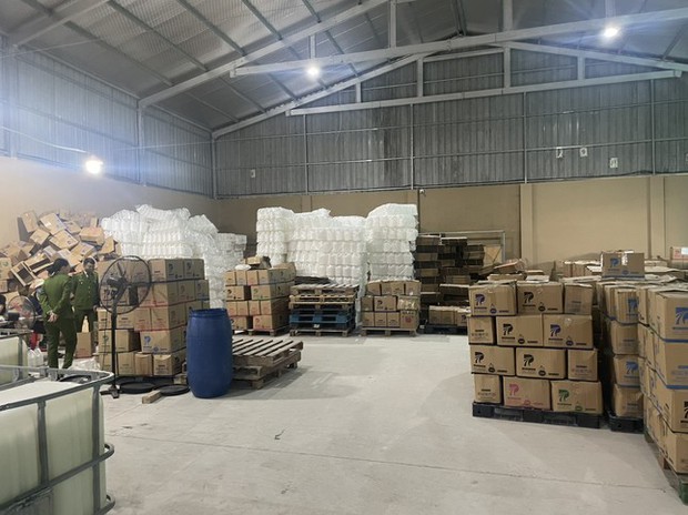 Triệt phá xưởng sản xuất nước giặt giả quy mô cực lớn ở Hà Nội - Ảnh 1.