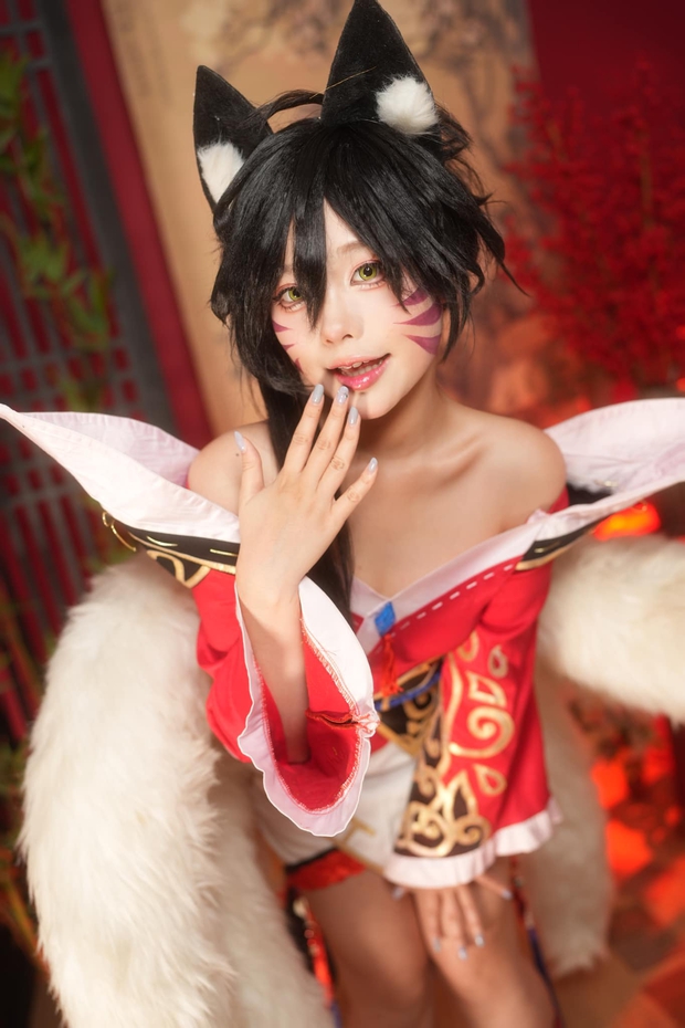 Cựu MC Riot - Hậu bối của Minh Nghi trổ tài cosplay nàng cáo Ahri siêu quyến rũ - Ảnh 1.