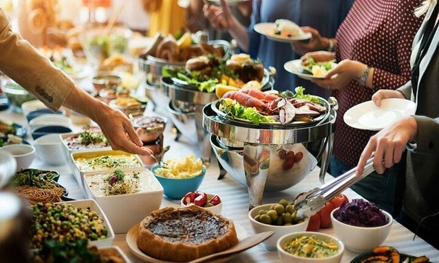 Người mẹ đáng khinh dạy 2 con song sinh cách gian lận để ăn quỵt tiệc buffet - Ảnh 1.