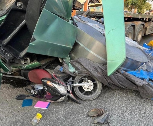 Tai nạn kinh hoàng, tài xế phanh gấp khiến 3 cuộn tôn lăn xuống đè bẹp xe đầu kéo và xe máy - Ảnh 4.