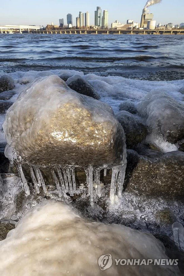 Hàn Quốc chìm trong giá lạnh -21 độ C, sông Hàn đóng băng tạo nên cảnh tượng hiếm có - Ảnh 2.