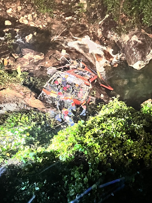 Xe khách lao xuống vực ở cao tốc La Sơn – Túy Loan, ít nhất 3 người tử vong - Ảnh 2.