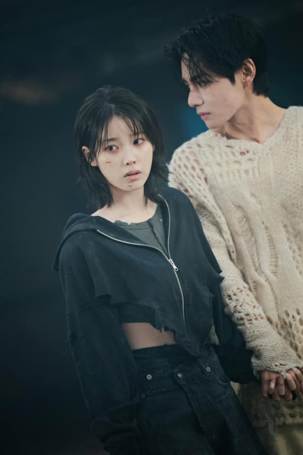 IU buồn vui lẫn lộn: Ca khúc mới debut No.1 nhưng lại gây tranh cãi với fan quốc tế vì một động thái quan tâm ekip V (BTS)! - Ảnh 1.