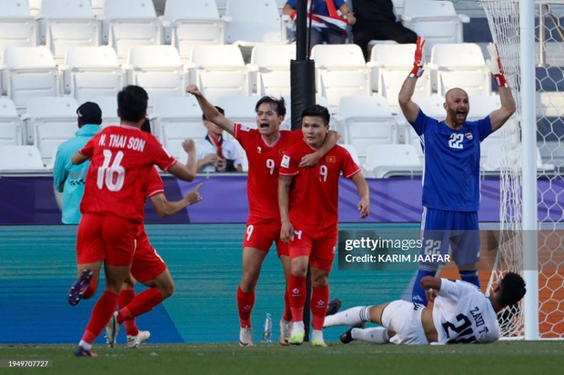 Cầu thủ Việt Nam ôm mặt khóc trên sân khi thua Iraq, trắng tay rời Asian Cup 2023 - Ảnh 7.