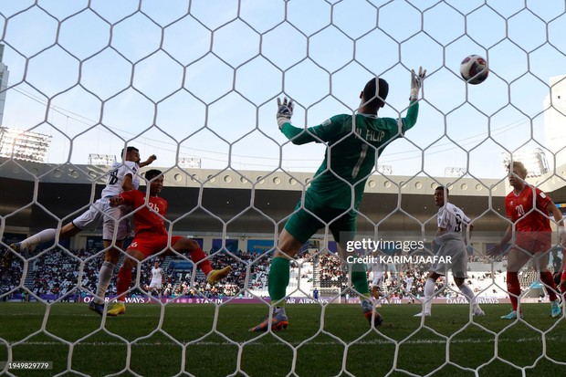 Cầu thủ Việt Nam ôm mặt khóc trên sân khi thua Iraq, trắng tay rời Asian Cup 2023 - Ảnh 1.