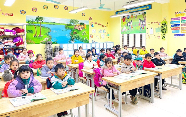 Nhiều trường Hà Nội ghi nhận 80% trẻ mầm non, tiểu học đi học dù rét đậm - Ảnh 1.