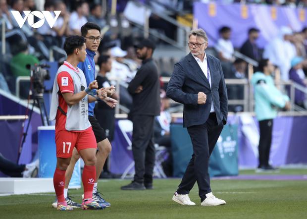 HLV Troussier hài lòng dù ĐT Việt Nam để thua ĐT Iraq - Ảnh 1.