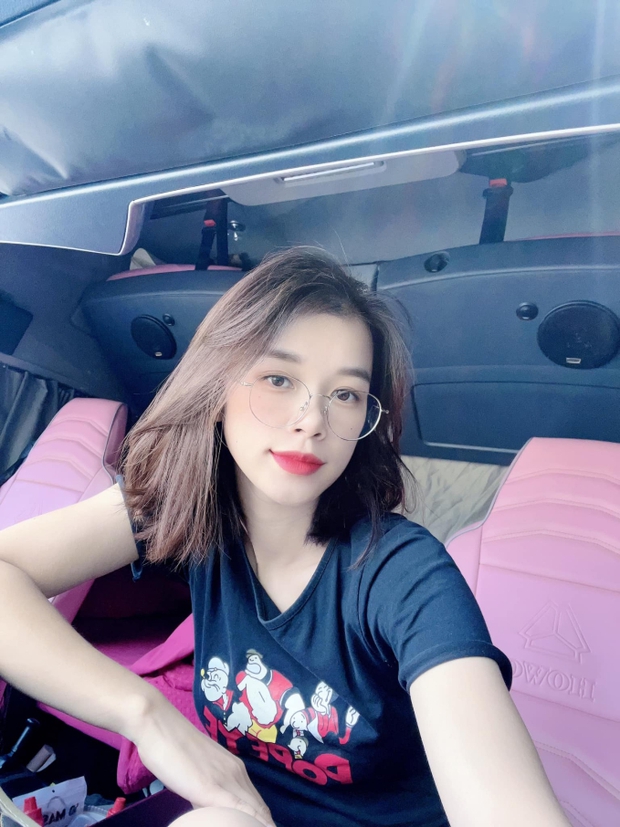 Gặp Ngô Hạnh - mỹ nữ lái xe tải 30 tấn ở Thái Nguyên, phủ hồng xe bằng hình Hello Kitty: Cuộc sống ra sao sau khi nổi tiếng? - Ảnh 1.