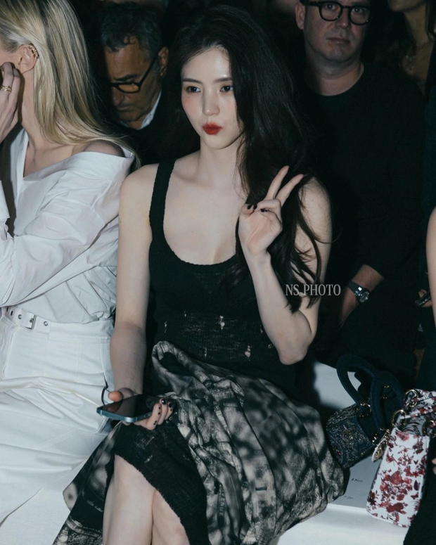 Đằng sau khoảnh khắc chị đẹp chị chảnh không bắt chuyện với ai của Han So Hee ở hàng ghế đầu show Dior - Ảnh 14.