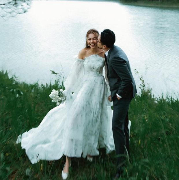 Thanh Hằng khoe bức ảnh cưới chưa từng được công bố, ngọt ngào khiến netizen phát hờn - Ảnh 2.