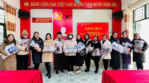 Thời tiết lạnh giá, nam sinh lớp 7 dùng tiền tiết kiệm mua 700 đôi tất tặng bạn - Ảnh 1.