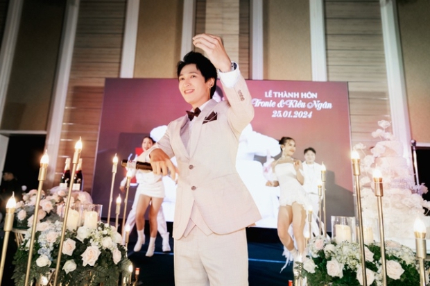 Đám cưới Tronie - Kiều Ngân tại TP.HCM: Cô dâu đeo trang sức 500 triệu đồng, Khánh Vân bắt được hoa độc lạ - Ảnh 10.