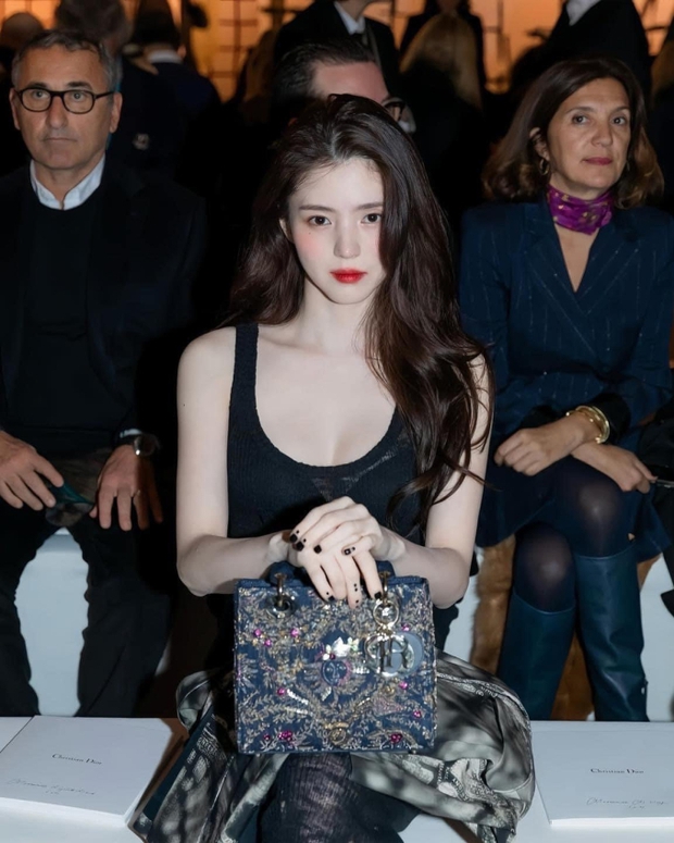 Đằng sau khoảnh khắc chị đẹp chị chảnh không bắt chuyện với ai của Han So Hee ở hàng ghế đầu show Dior - Ảnh 11.