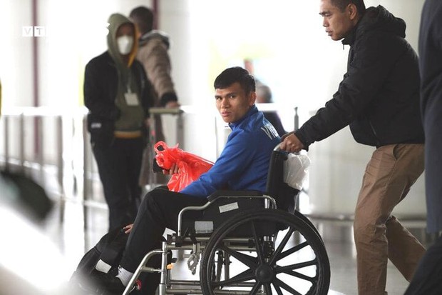 Tuyển Việt Nam về nước: Xuân Mạnh ngồi xe lăn rời sân bay - Ảnh 3.