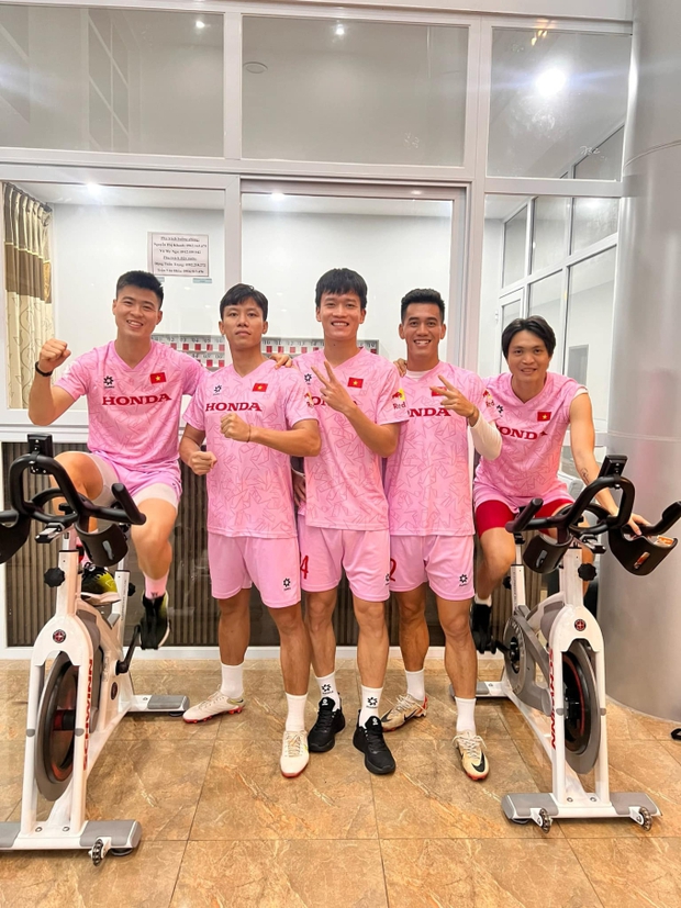 Tuấn Anh lần đầu chụp ảnh selfie: Nắm tay cực tình với Quang Hải, dìm Văn Toàn không thương tiếc - Ảnh 6.