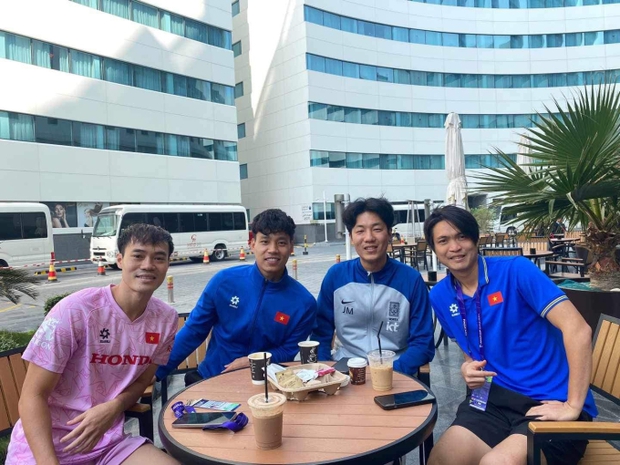 Tuấn Anh lần đầu chụp ảnh selfie: Nắm tay cực tình với Quang Hải, dìm Văn Toàn không thương tiếc - Ảnh 5.