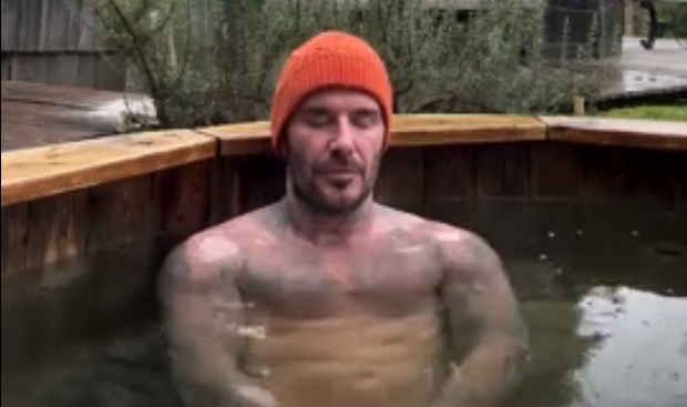 David Beckham thực hiện liệu pháp chăm sóc cơ thể đặc biệt tại căn hộ 380 tỷ, bà xã có bình luận đáng chú ý - Ảnh 1.
