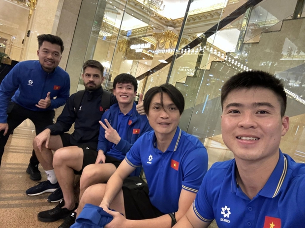Tuấn Anh lần đầu chụp ảnh selfie: Nắm tay cực tình với Quang Hải, dìm Văn Toàn không thương tiếc - Ảnh 4.