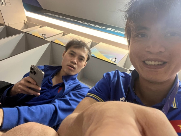 Tuấn Anh lần đầu chụp ảnh selfie: Nắm tay cực tình với Quang Hải, dìm Văn Toàn không thương tiếc - Ảnh 2.