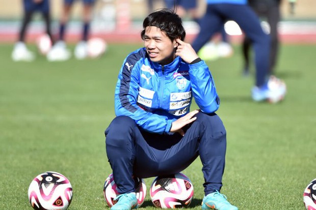 Nguyễn Công Phượng phải đá tiền vệ phòng ngự ở Yokohama FC - Ảnh 1.