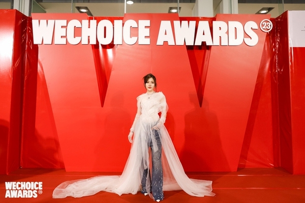 Uyển Ân khoe nhan sắc thách thức cam thường tại gala WeChoice Awards, biểu cảm gây chú ý khi gặp 1 nhân vật! - Ảnh 6.