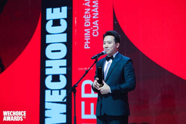 Trấn Thành khoe cup WeChoice Awards 2023, dàn sao Vbiz đổ xô vào chúc mừng - Ảnh 5.