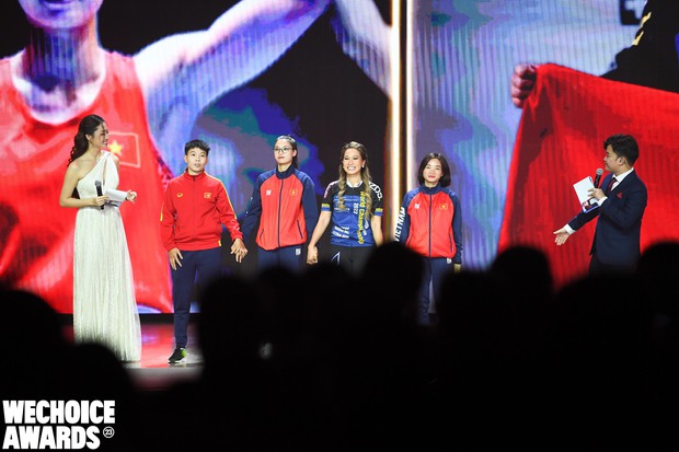 Hoà Minzy và Nguyễn Thị Oanh ôm nhau thắm thiết ở hậu trường WeChoice Awards 2023, tình bạn thân gây bất ngờ - Ảnh 7.