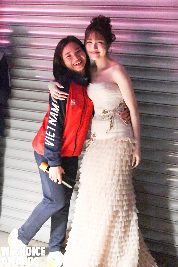 Hoà Minzy và Nguyễn Thị Oanh ôm nhau thắm thiết ở hậu trường WeChoice Awards 2023, tình bạn thân gây bất ngờ - Ảnh 3.