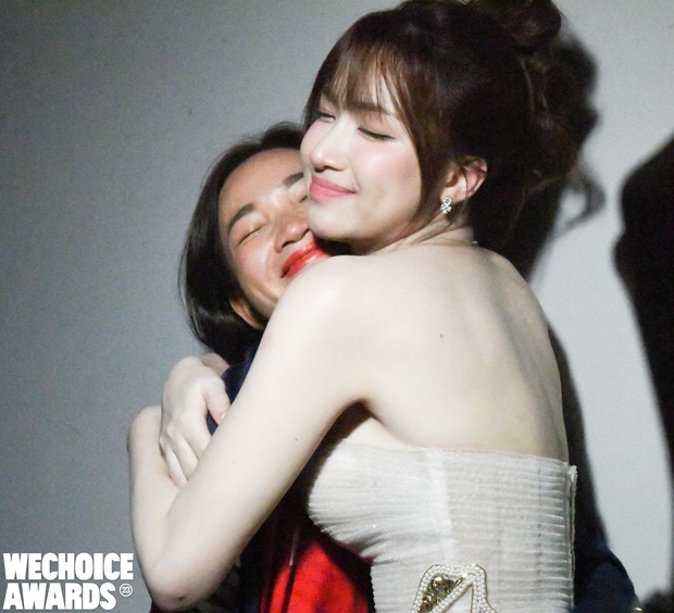 Hoà Minzy và Nguyễn Thị Oanh ôm nhau thắm thiết ở hậu trường WeChoice Awards 2023, tình bạn thân gây bất ngờ - Ảnh 1.