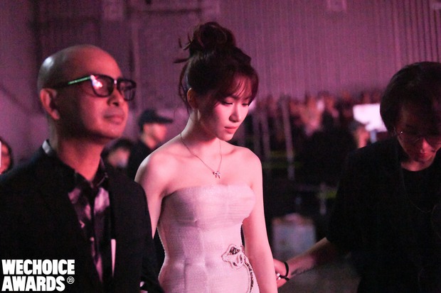 Hoà Minzy và Nguyễn Thị Oanh ôm nhau thắm thiết ở hậu trường WeChoice Awards 2023, tình bạn thân gây bất ngờ - Ảnh 4.