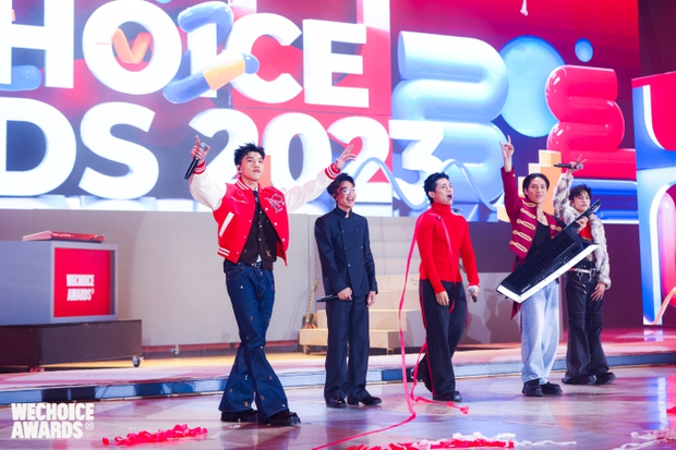 “Tổ hợp đỉnh lưu Gen Z Grey D - HIEUTHUHAI - Wren Evans - Obito - 2pillz làm bùng nổ sân khấu, khép lại Gala WeChoice đầy cảm xúc - Ảnh 2.