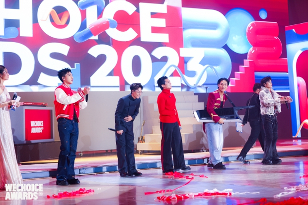 “Tổ hợp đỉnh lưu Gen Z Grey D - HIEUTHUHAI - Wren Evans - Obito - 2pillz làm bùng nổ sân khấu, khép lại Gala WeChoice đầy cảm xúc - Ảnh 1.
