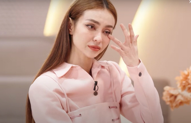 MLee bật khóc khi kể về tuổi thơ thiếu thốn tình cảm gia đình, có hành động lạ với Trang Pháp trước nghi vấn xích mích - Ảnh 1.